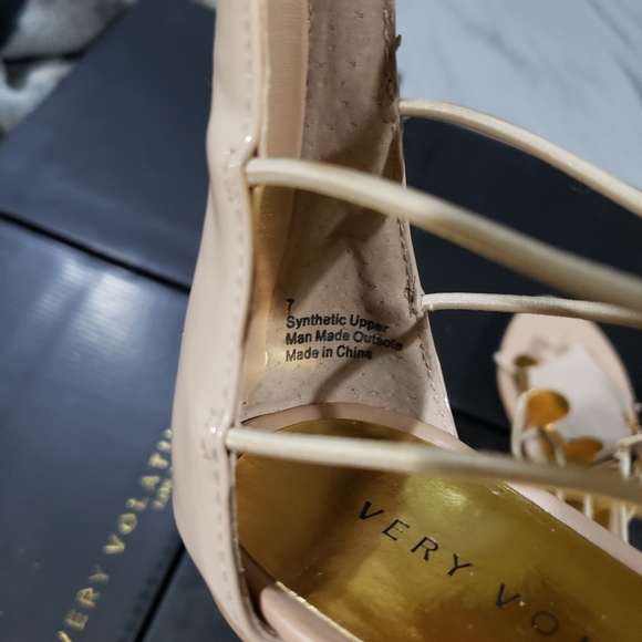 Very Volatile Clea Beige New in Box Rare Size 7 - Picture 4 of 7